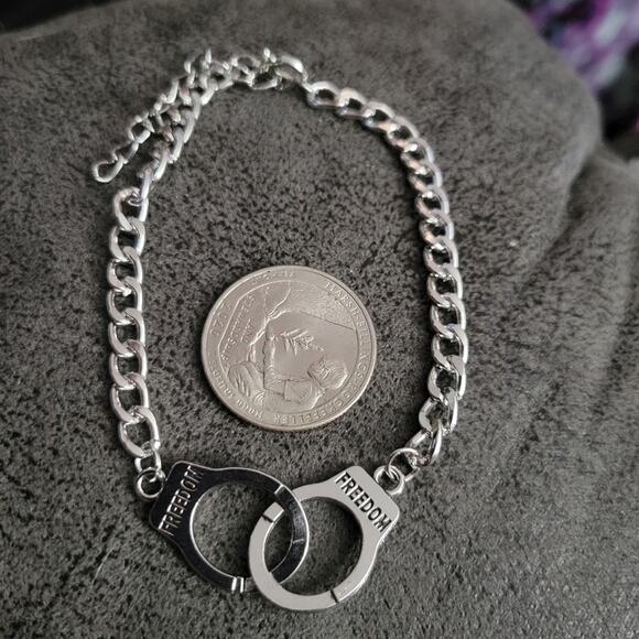 "Freedom" handcuff chain bracelet - Picture 2 of 3